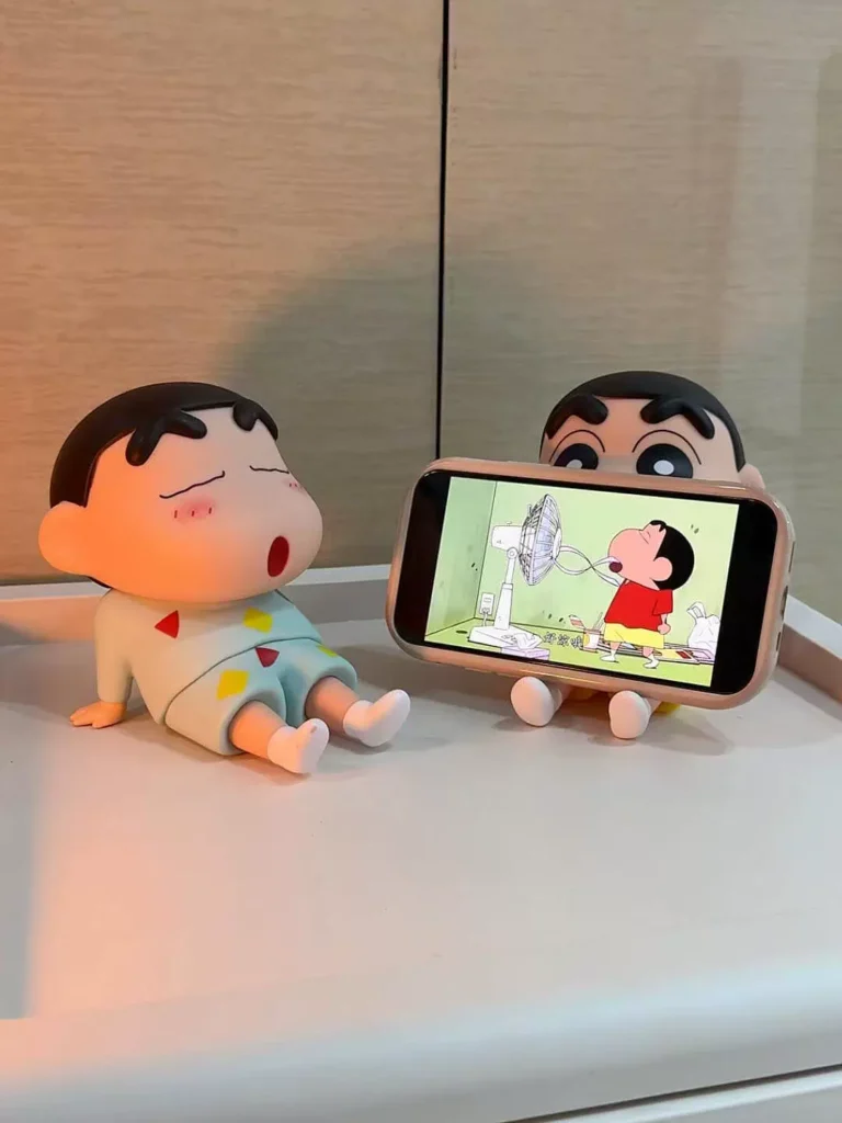 Crayon Shin-Chan Phone Stand, Multifunctional Desktop Decoration, Figurine Gift for Boys, Girls, Friends, and Children