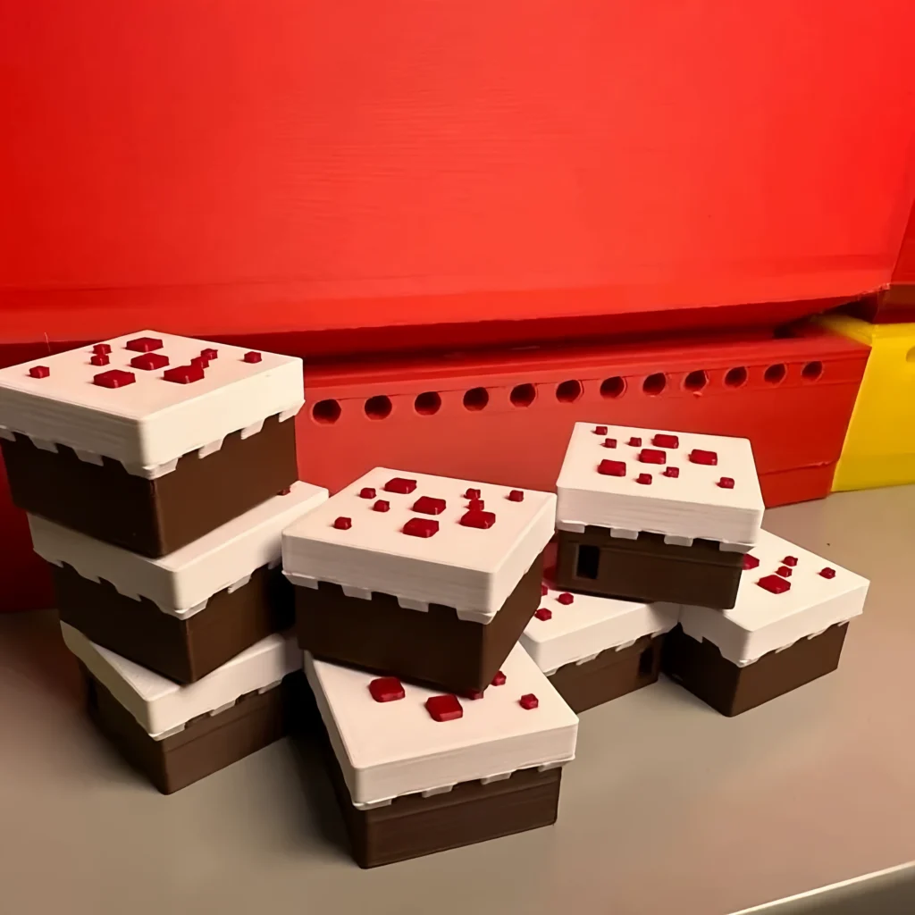 Minecraft 3D Printed Game Figure Desktop Ornament Gift with Reserved Keyhole